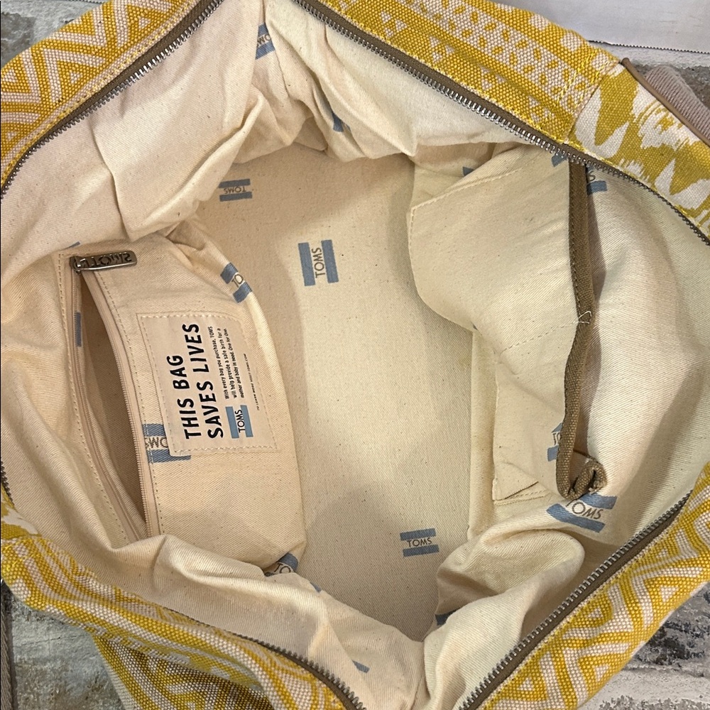 TOMS Weekender Medium Duffel Bag Gold Green Stripes Ikat Pattern Shoulder Strap - Picture 10 of 15